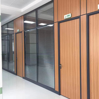 qualité  Leisure facilities factory office double glass wall 84mm soundproof transparent glass integrated movable shutter glass curtain wall usine